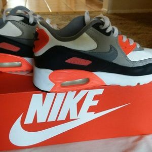 NIKE